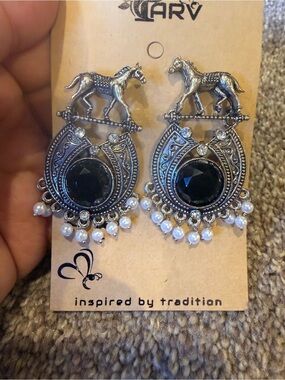 Source Unknown Silver-Tone Horse Motif Earrings with Black Gem and Pearl Drops